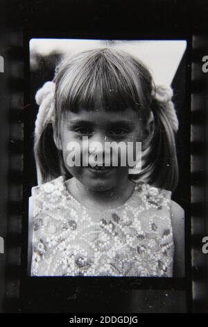 Fine 1970 vintage fotografia in bianco e nero di un colpo di testa di una giovane ragazza. Foto Stock