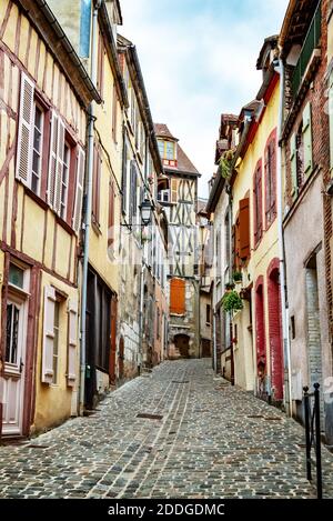Vecchia strada mediale con antiche case e ciottoli in casa vecchia a Joigny, Borgogna Francia Foto Stock