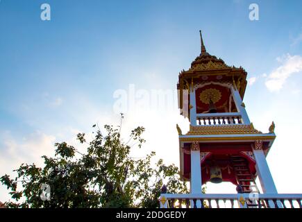 Motivi ornamentali thailandesi sulla torre campanaria nel tempio tailandese Foto Stock