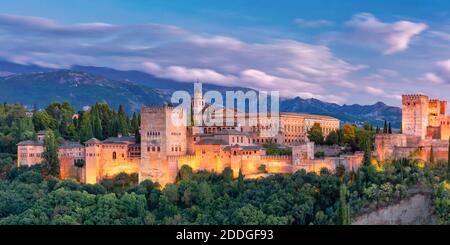 Palazzo e fortezza Complesso Alhambra con Comares torre, Palacios Nazaries e Palazzo di Carlo V durante il tramonto a Granada, Andalusia, Spagna Foto Stock