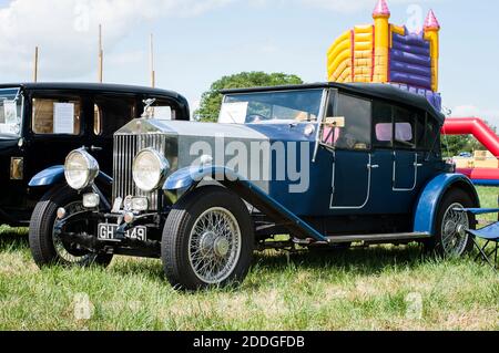 1930 Rolls-Royce 20/25 Tourer in mostra ad una fiera di campagna In Inghilterra, Regno Unito, con vista frontale/laterale Foto Stock