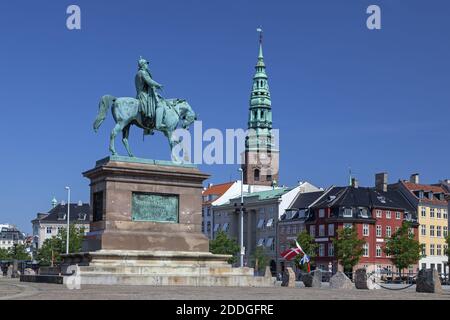 Geografia / viaggio, Danimarca, Copenaghen, statua equestre su deme Christiansborg Slotsplads post stee, Additional-Rights-Clearance-Info-non-disponibile Foto Stock