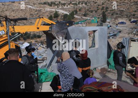 Hebron, città della Cisgiordania di Hebron. 25 Nov 2020. I palestinesi si scontrano con i soldati israeliani e i membri della polizia di frontiera mentre un bulldozer demolisce una casa nel villaggio di Yatta, a sud della città di Hebron, in Cisgiordania, il 25 novembre 2020. Credit: Mamoun Wazwaz/Xinhua/Alamy Live News Foto Stock