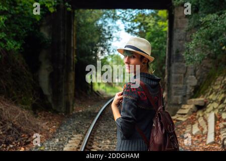 Eccitata la donna afro-americana che sorride e prende selfie mentre si svela dalla finestra del furgone vicino al ragazzo Foto Stock