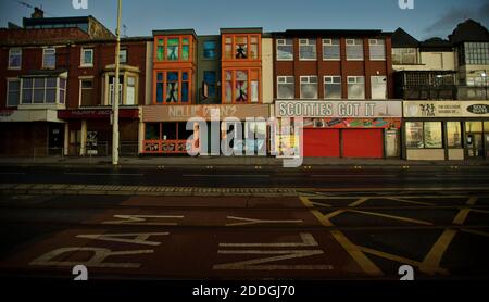 Blackpool Deserted Street, negozi chiusi sul lungomare, Blackpool, Inghilterra Foto Stock