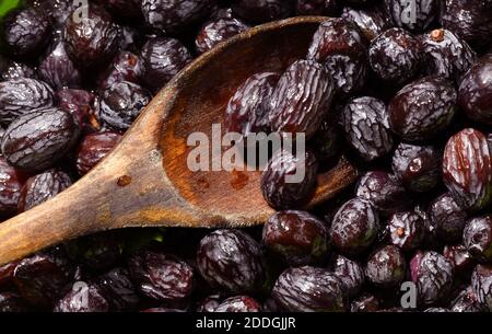 Il raisin nero imbevuto noto per il suo gusto zuccherino e il sapore succoso, l'uva passa nera, il Kishmish (uva secca) sono prodotti asciugando le uve senza semi di Corinto. Foto Stock