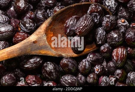 Il raisin nero imbevuto noto per il suo gusto zuccherino e il sapore succoso, l'uva passa nera, il Kishmish (uva secca) sono prodotti asciugando le uve senza semi di Corinto. Foto Stock