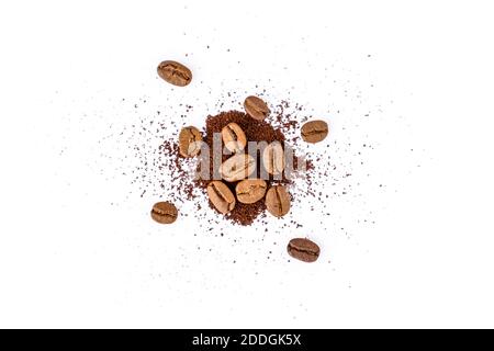 Chicchi di caffè arrosto con caffè macinato su sfondo bianco Foto Stock