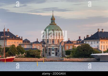 Geografia / viaggio, Danimarca, Copenaghen, vista sulla chiesa di Frederik, Frederik Kirke con castello am, diritti aggiuntivi-clearance-Info-non-disponibile Foto Stock