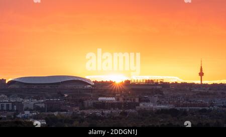 Spettacolare vista dello stadio Wanda Metropolitano con tetto ricurvo Sfondo del cielo arancione tramonto a Madrid Foto Stock