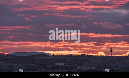 Spettacolare vista dello stadio Wanda Metropolitano con tetto ricurvo Sfondo del cielo arancione tramonto a Madrid Foto Stock