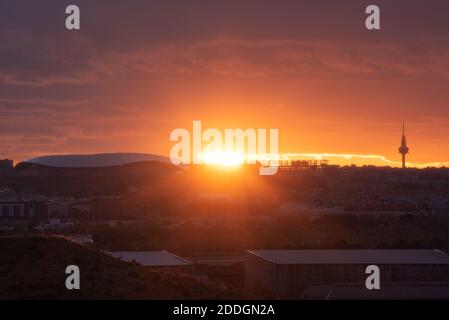 Spettacolare vista dello stadio Wanda Metropolitano con tetto ricurvo Sfondo del cielo arancione tramonto a Madrid Foto Stock