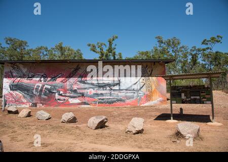 Darwin, NT, Australia-Agosto 15,2018: Costruzione con murale e segno informativo al Charles Darwin National Park nel NT dell'Australia Foto Stock