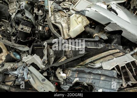 Motore per auto con filtro dell'aria, filtro lucidato e valvola danneggiata per incidente. Foto Stock