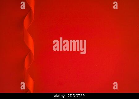 Carta rossa con cornice in raso rosso, sfondo Love o Gift Foto Stock