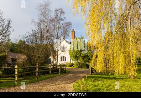 Una grande proprietà bianca, una casa su Whitmoor Common, proprietà primaria in una riserva naturale a Worplesdon, un villaggio vicino a Guildford, Surrey Foto Stock