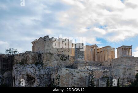 Atene, Grecia. Roccia dell'Acropoli e porta Propylaea, vista dalla collina di Areopagus, cielo blu nuvoloso, giorno di sole Foto Stock