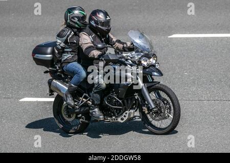 Triumph Tiger Motorbike; trasporto a due ruote, motocicli da crociera, veicoli, strade autostradali, motociclette, motociclisti che guidano a Chorley, Regno Unito Foto Stock