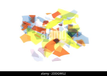 Colorati shards di vetro sparsi su una superficie bianca Foto Stock