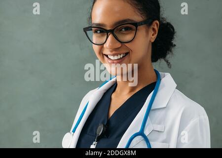 Ritratto di un medico con stetoscopio. Operatrice medica femminile che guarda direttamente una macchina fotografica. Foto Stock