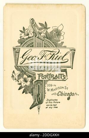 Retro della scheda originale del cabinet circa 1895, dagli studi fotografici di Geo,. F. Riel, W. Madison St. Chicago, Stati Uniti circa 1895 Foto Stock