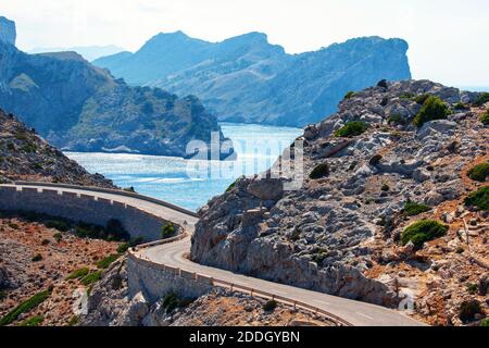 Maiorca, Spagna. Pittoresco Cap de Formentor - destinazione molto popolare per le gite di un giorno a Maiorca, Spagna. Strada attraverso le montagne Foto Stock