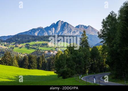 Paesaggio altoatesino nei pressi di Merano in estate, provincia di Bolzano, Italia. Foto Stock