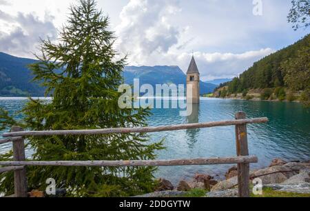 Il campanile della chiesa sommersa di Curon, Lago di Resia, provincia di Bolzano, Alto Adige, Italia. Foto Stock