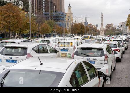 La flotta di taxi chiude la strada di fronte a Plaza de Colon durante la dimostrazione.centinaia di tassisti dimostrano sul Paseo de la Castellana, Rivendicare i loro diritti di lavoratori autonomi mentre chiedono aiuto al consiglio comunale di Madrid poiché il loro reddito è stato influenzato a causa della pandemia del Covid 19. Foto Stock