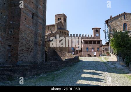 CASTELL 'ARQUATO, ITALIA, 25 AGOSTO 2020 - Palazzo Podestà e la Chiesa Collegiata di Castelll'Arquato, provincia di Piacenza, Emilia Romagna, Italia. Foto Stock