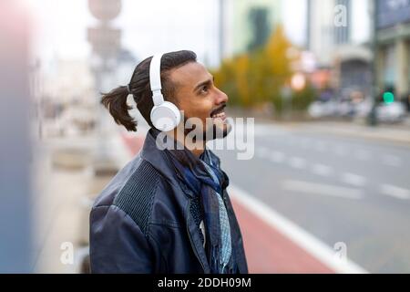Ritratto di un bel giovane sulla strada della città Foto Stock