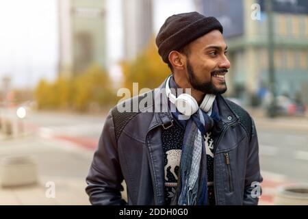 Ritratto di un bel giovane sulla strada della città Foto Stock