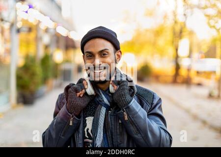 Ritratto di un bel giovane sulla strada della città Foto Stock