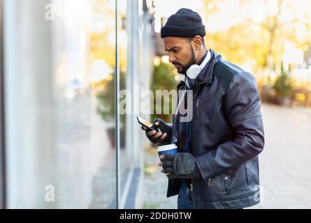 Shopping alla finestra di un giovane uomo sulla strada della città Foto Stock