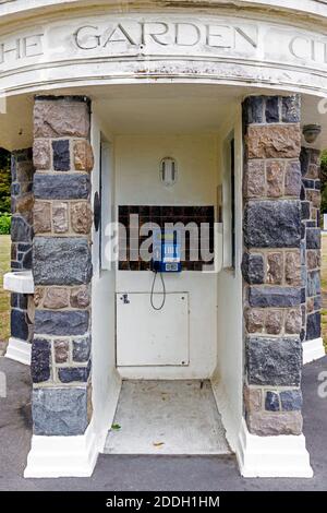 1929 cabina telefonica di Edmonds. Architetto - Francis Willis, scultore - William Trethewey. Costruito con una torre dell'orologio adiacente. Christchurch, Nuova Zelanda. Foto Stock