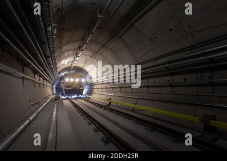 Veicolo di manutenzione della linea ferroviaria durante i lavori in galleria della metropolitana. Varsavia, Polonia – Ottobre 2019 Foto Stock