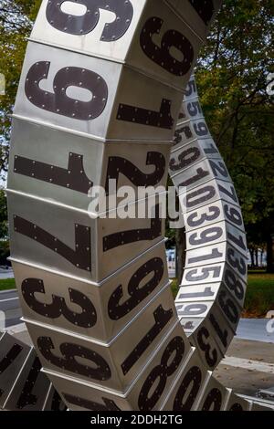 La scultura del tempo di passaggio di Anton Parsons a Christchurch, Nuova Zelanda. Raffigurante ogni anno tra il 1906 e la produzione di opere nel 2010. Foto Stock