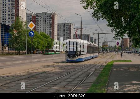 Mosca/Russia; 22 2019 giugno: Tram moderno attraverso via Menzhinsky, in una giornata estiva Foto Stock