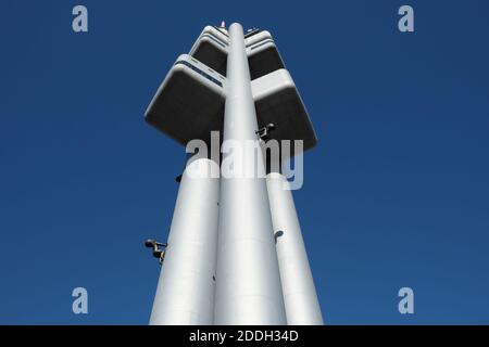 Torre televisiva Zizkov contro il cielo blu. Vista dal basso. Foto Stock