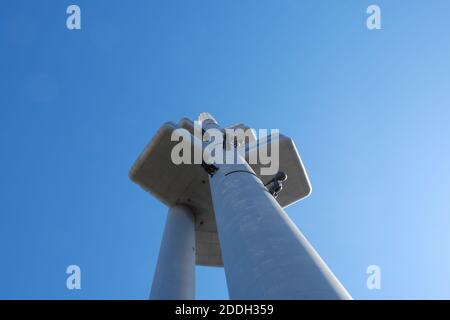 Torre televisiva Zizkov contro il cielo blu. Vista dal basso. Foto Stock