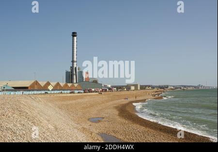 Lungomare di Shoreham, West Sussex, Inghilterra. Con capanne sulla spiaggia, caffè edifici porto e camino centrale. Foto Stock