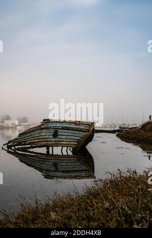 Derelict barca di legno sulla riva Foto Stock