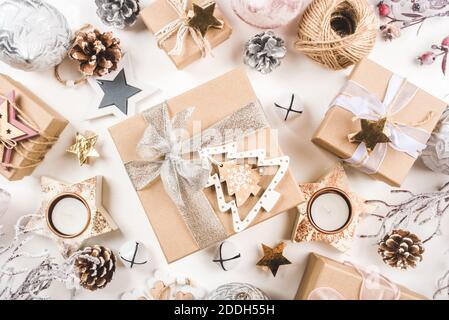 Sfondo natalizio con confezioni regalo di diverse dimensioni e decorazioni natalizie. Foto Stock