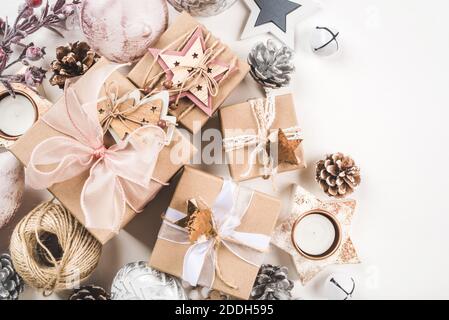Sfondo natalizio con confezioni regalo di diverse dimensioni e decorazioni natalizie. Foto Stock