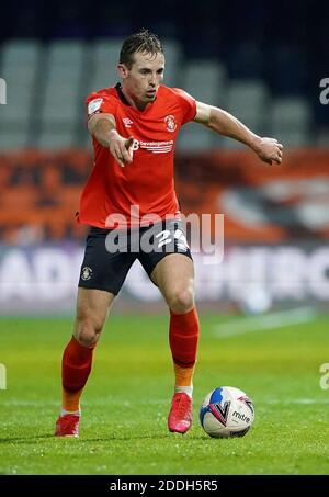 Luton Town's Rhys Norrington-Davies durante la partita del campionato Sky Bet a Kenilworth Road, Luton. Foto Stock