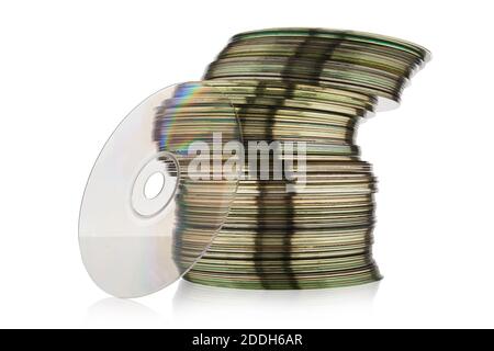 Pila di dischi CD o DVD isolati su sfondo bianco. Impostare la pila di dischi di raccolta. Cumulo di dati, concetto di informazione. Vecchia tecnologia. Foto Stock