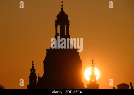 Dresda, Germania. 25 Nov 2020. La Frauenkirche è silhouette contro il sole che tramonta. Credit: Sebastian Kahnert/dpa-Zentralbild/dpa/Alamy Live News Foto Stock