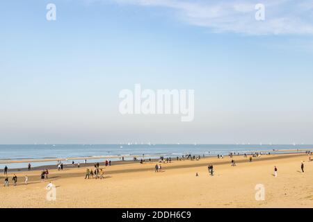 Oostduinkerke, Belgio - 6 novembre 2020: Folla sulla spiaggia godendo di uno degli ultimi bei giorni dell'anno 2020 Foto Stock