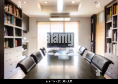 Sala riunioni e biblioteca sfocate, sfondo astratto Foto Stock