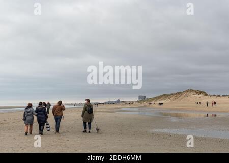 Oostduinkerke, Belgio - 6 novembre 2020: Folla che si gode una passeggiata sulla spiaggia durante la pandemia del Covid 19 Foto Stock